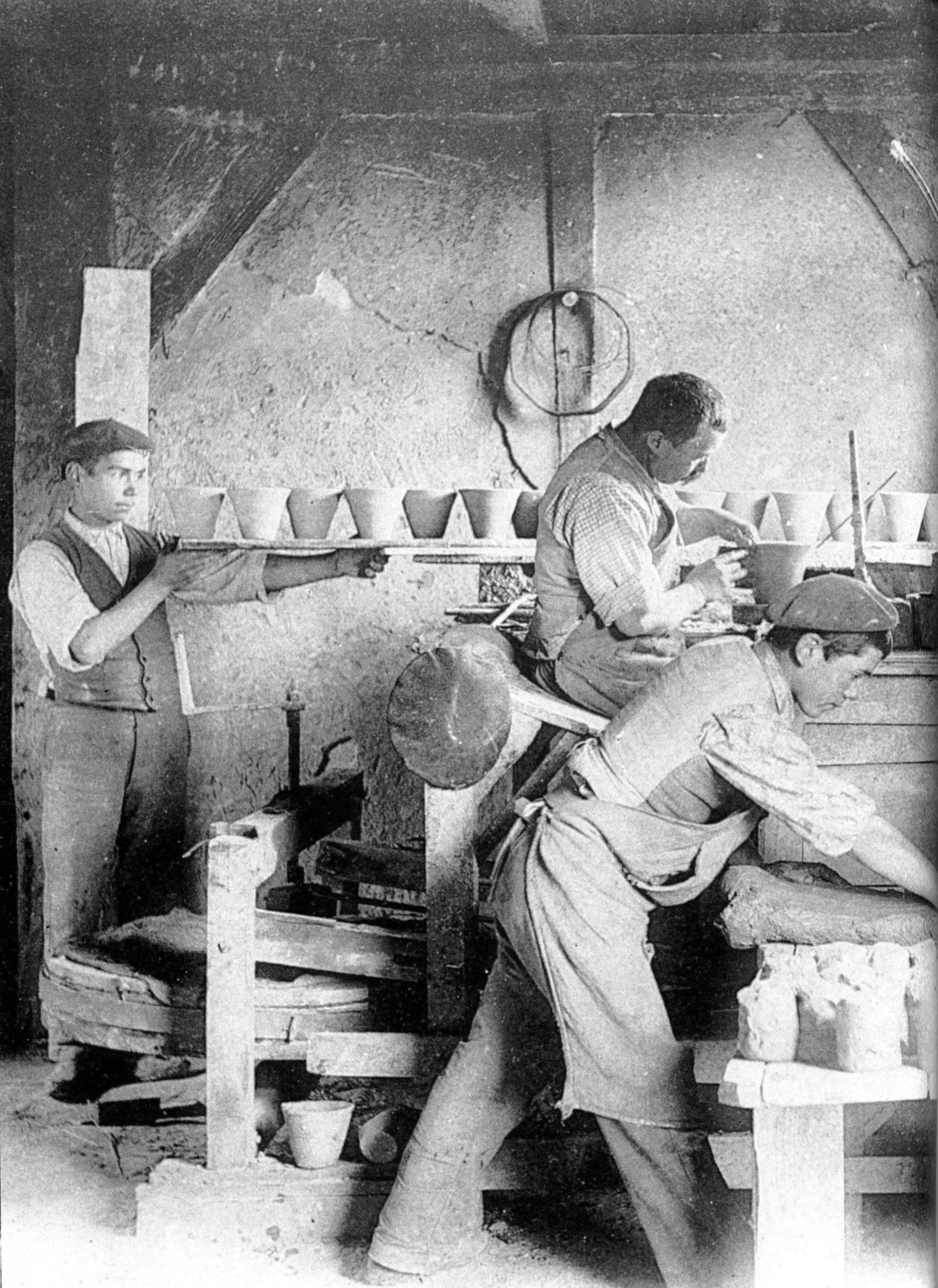 « Fabrication de pot de résine dans les Landes de Gascogne au début du XXème siècle »