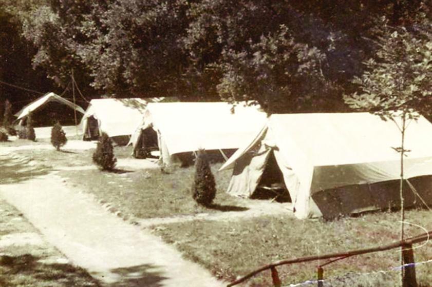 Vue du camp des « adotes » situé entre la fontaine et les escaliers, en face du château. Années 1950, Prêt de Madame Cid 