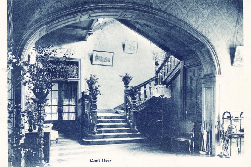 Escalier central et hall d’accueil du château de Castillon, ornés de tableaux de maîtres. 1930-1940, Ville de Tarnos