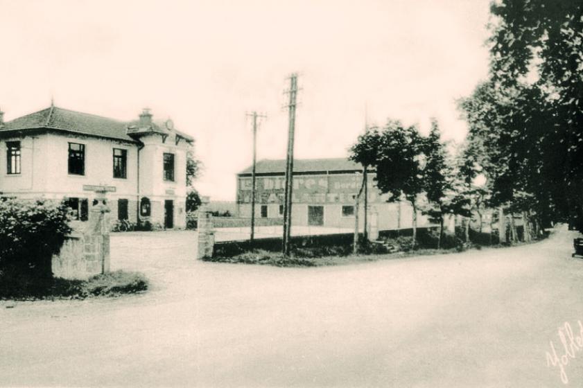 La salle des fêtes du bourg dans les années 1930, attenante à la mairie, Ville de Tarnos