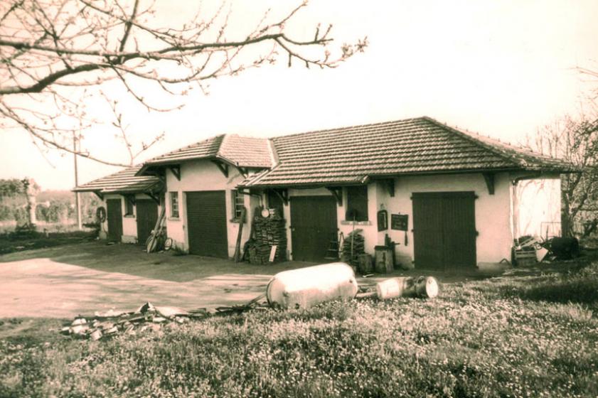 Garages municipaux face à la mairie dans les années 1970, Ville de Tarnos