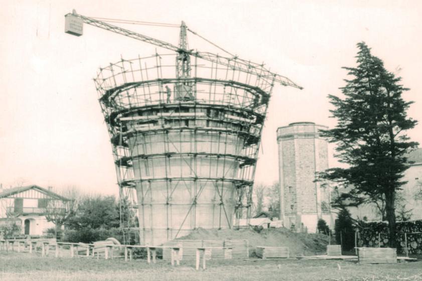 La construction du château d'eau actuel en 1969-1970. En second plan le premier château d'eau, Ville de Tarnos