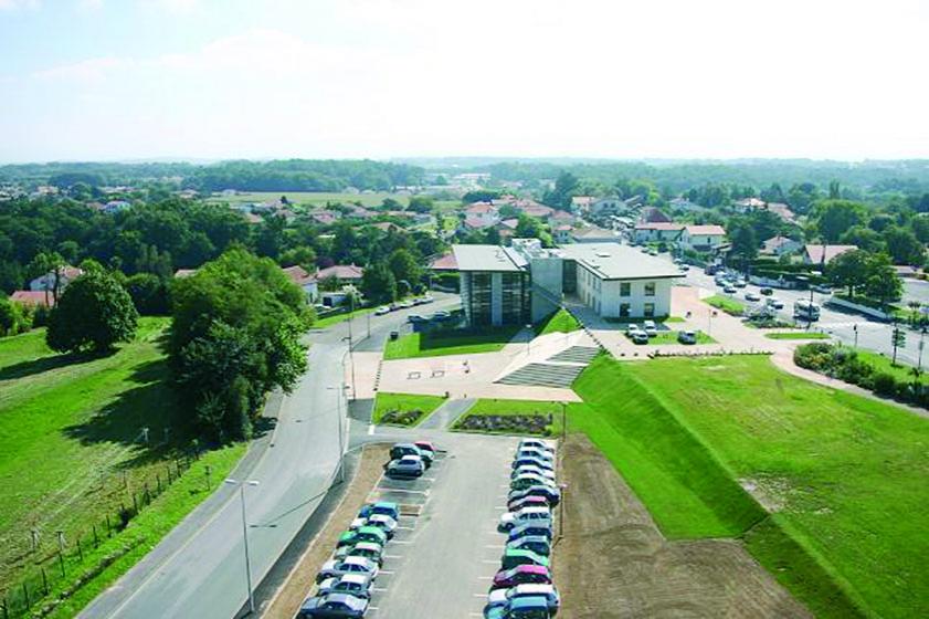 Une vue aérienne du site de l'école Poueymidou, de la future médiathèque et des « Jardins de l'Airial » en 2004, Ville de Tarnos
