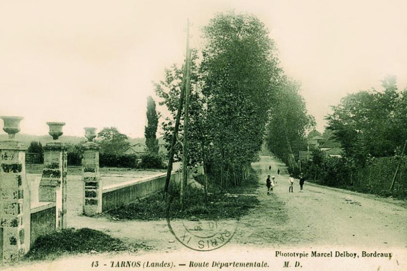 La RD810 au début du XXe siècle, devant l'actuel Hôtel de Ville, Ville de Tarnos