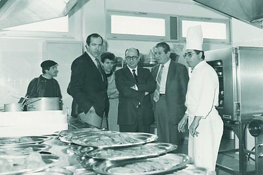 Visite du Préfet à la cuisine centrale. 1984, Ville de Tarnos