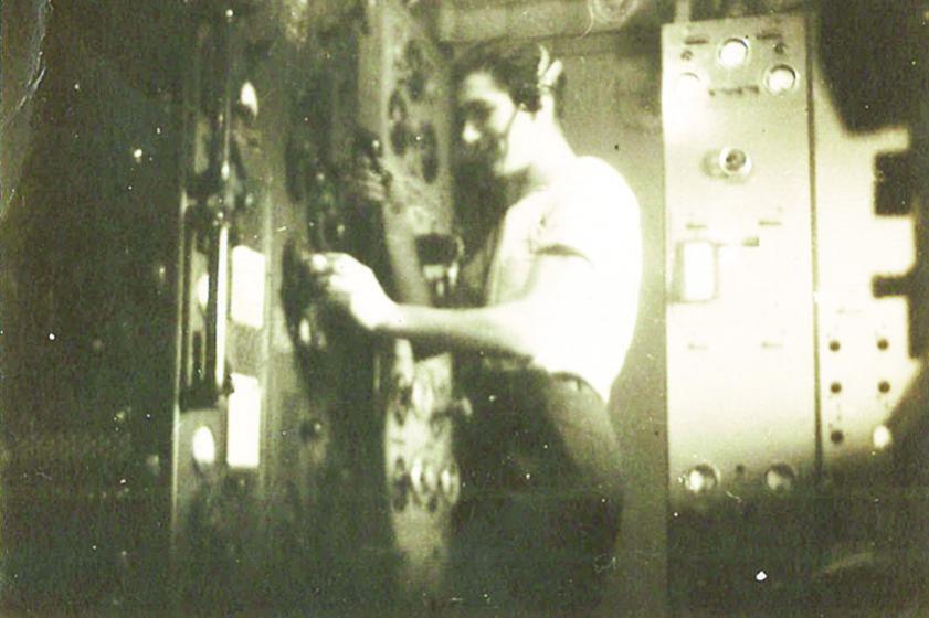 Albert Descoutey envoyant un message radio en morse depuis le navire militaire français Émile Bertin