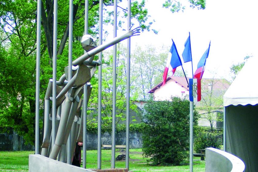 Mémorial en hommage aux résistants et déportés de Boucau Tarnos, réalisé par les élèves du lycée professionnel Ambroise Croizat et Alain Hush. Inauguré en 2006