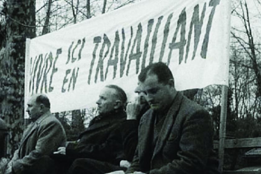 Rassemblement, place Saint-Charles, des ouvriers des Forges de l'Adour en grève, suite à l'annonce de la fermeture du site. 1962, Empreinte Landaise : http://fresques.ina.fr/landes/ 
