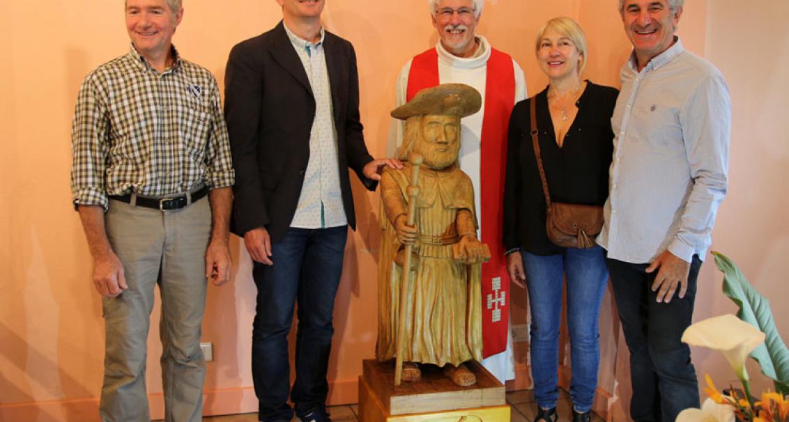 Inauguration de la Statue de Saint-Jacques à la Chapelle de l'Océan. A gauche, l'artiste l'ayant réalisé : Jacques Polycarpe, bénie le 5 juillet 2014 par le Père Marcel en présence de M. le Maire, M. et Mme Laplace.